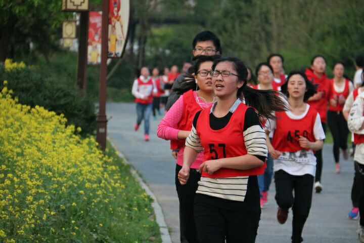 奔跑中的队员